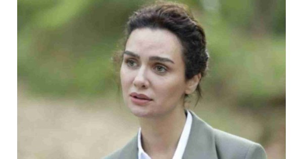 Birce Akalay hayranlarını korkuttu: Sevgilisi Hakan Kurtaş ile hastaneye koştular Birce Akalay hayranlarını korkuttu: Sevgilisi Hakan Kurtaş ile hastaneye koştular