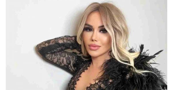 Bu Ceylo Barbie Ceylo! Bodrum’daki süper lüks villasından havuz başı pozları... Şarkıcı Ceylan derin yırtmacı ile yürek hoplattı! Bu Ceylo Barbie Ceylo! Bodrum’daki süper lüks villasından havuz başı pozları... Şarkıcı Ceylan derin yırtmacı ile yürek hoplattı!