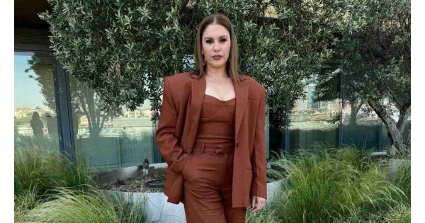 Kızılcık Şerbeti'nin Kıvılcım'ı Evrim Alasya konuk olduğu programda ağladı! 