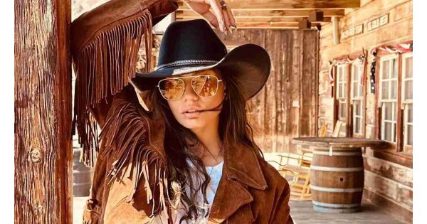 Vahşi güzel Demet! Hayalet Kasaba Colico’da kovboy tarzını konuşturan Demet Özdemir hayran bıraktı! Vahşi güzel Demet! Hayalet Kasaba Colico’da kovboy tarzını konuşturan Demet Özdemir hayran bıraktı!