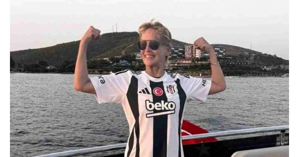 Beşiktaş Sharon Stone'a forma hediye etti! Beşiktaş Sharon Stone'a forma hediye etti!