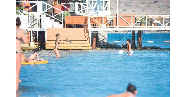 Çağla Şıkel oğullarıyla Çeşme’deydi! Denizde tenis keyfi
