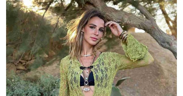 Hülya Koçyiğit'in torunu Aslışah Alkoçlar Mikonos pozlarıyla dudak uçuklattı! Siyah bikini üzerine dantel elbise... Hülya Koçyiğit'in torunu Aslışah Alkoçlar Mikonos pozlarıyla dudak uçuklattı! Siyah bikini üzerine dantel elbise...