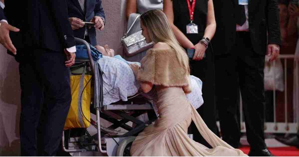 Angelina Jolie Venedik'te kemik hastası hayranıyla diz çökerek tanıştı Angelina Jolie Venedik'te kemik hastası hayranıyla diz çökerek tanıştı