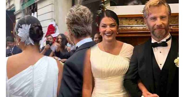 Yabancı Damat dizisinin 'Niko'su Özgür Çevik ve Hatice Kartoğlu evlendi! Düğünden kareler... Yabancı Damat dizisinin 'Niko'su Özgür Çevik ve Hatice Kartoğlu evlendi! Düğünden kareler...