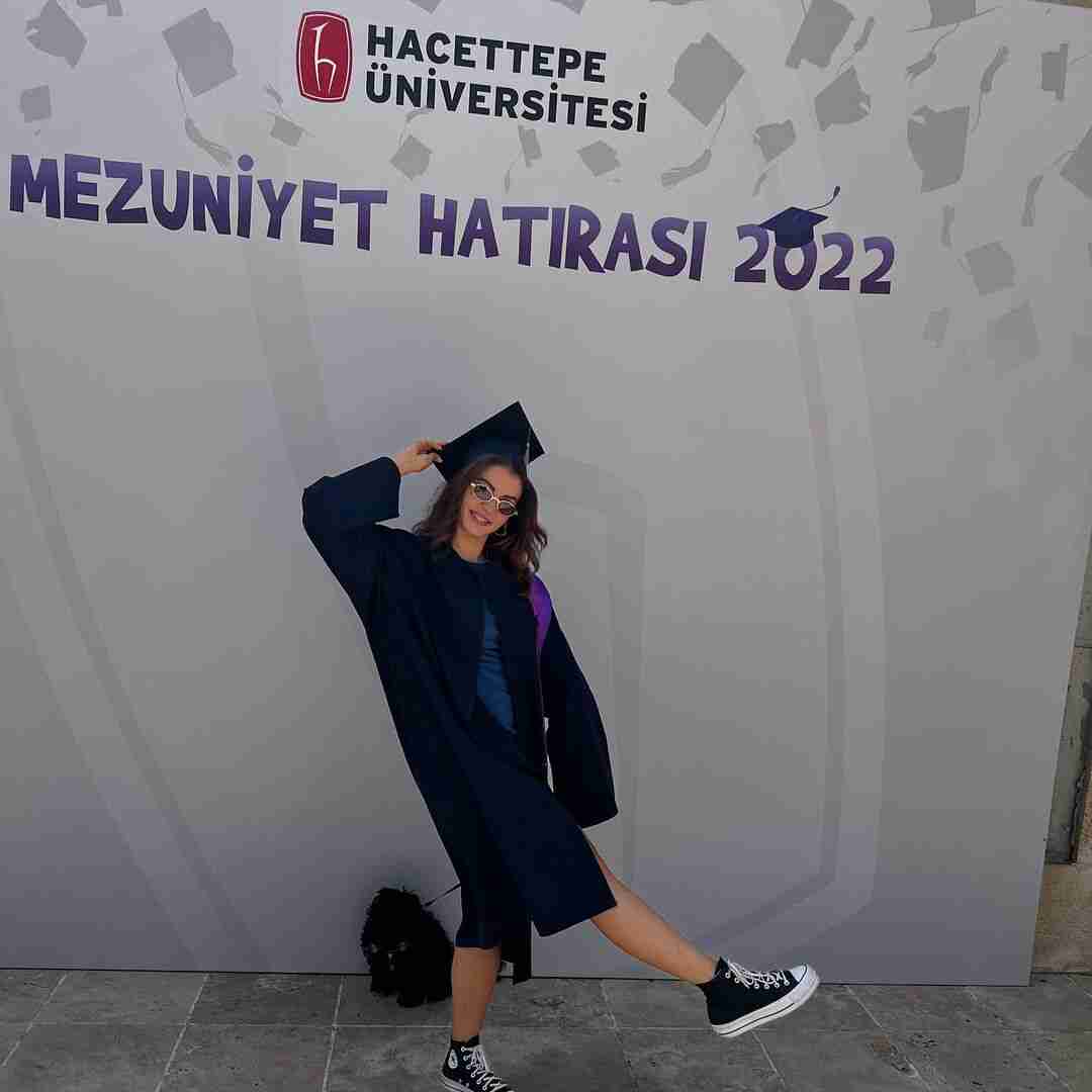 Burcu Özberk Üniversiteden Mezun Oldu: Kep Attı Sosyal Medyayı Salladı!