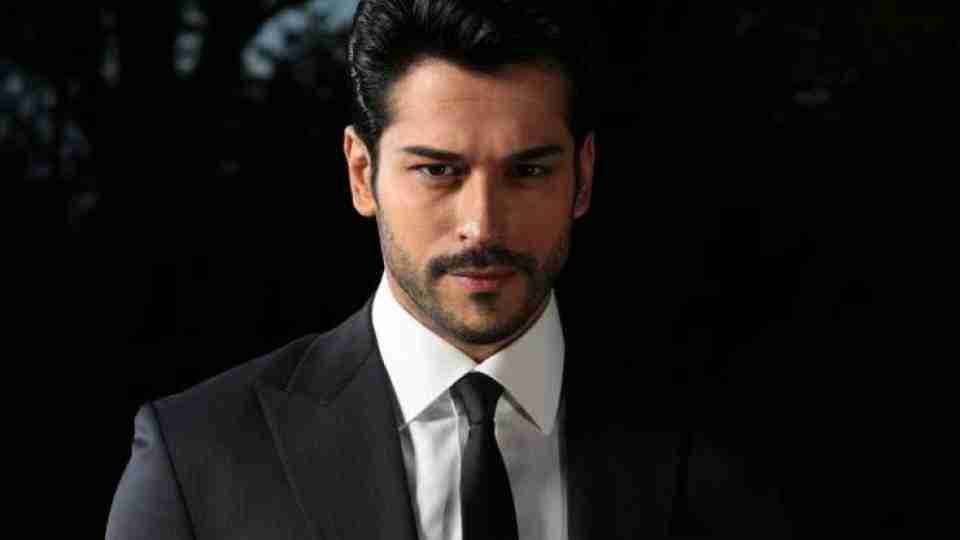 Burak Özçivit'in Rusya'da para karşılığı yemek yediği kadınlar Playboy güzeli çıktı!