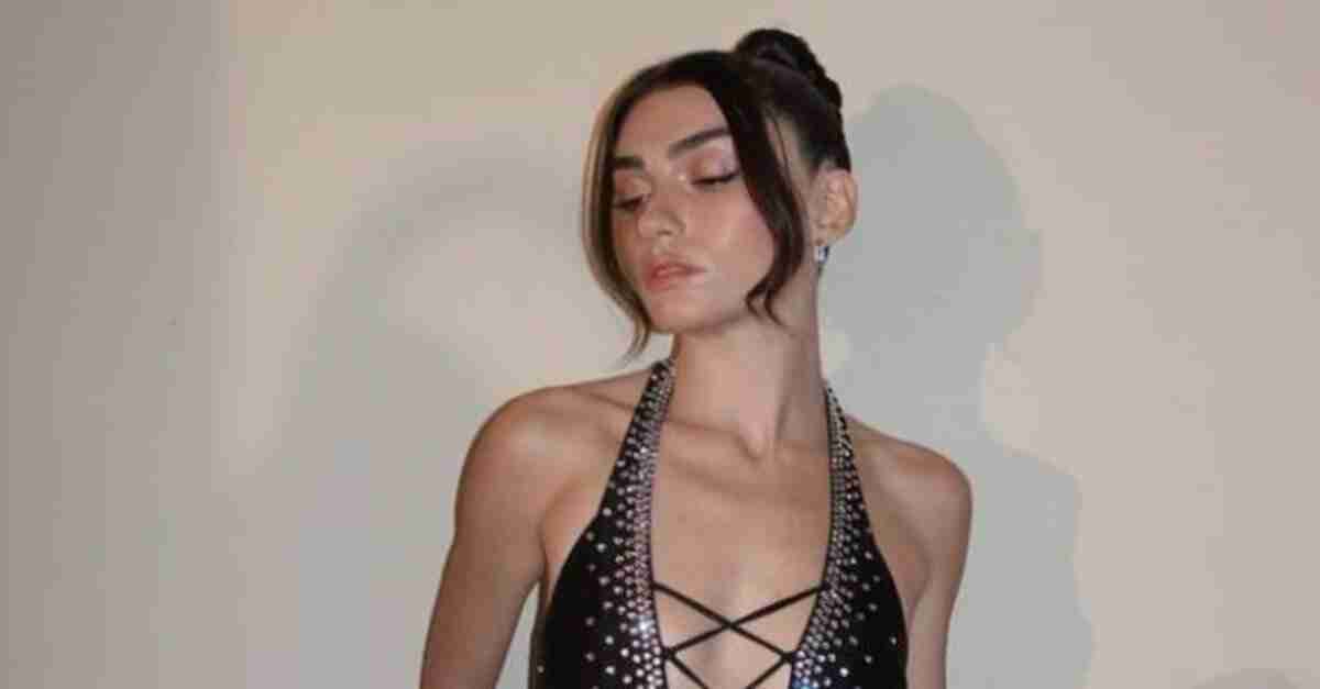 Gören Dua Lipa sandı! Hazar Ergüçlü’nün göbeğine kadar inen derin göğüs dekoltesi olay oldu!