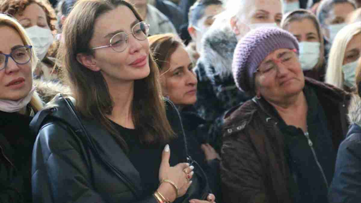 Özge Ulusoy babasının cenazesine makyajlı gittiği iddiasına isyan etti: Vicdansızlar