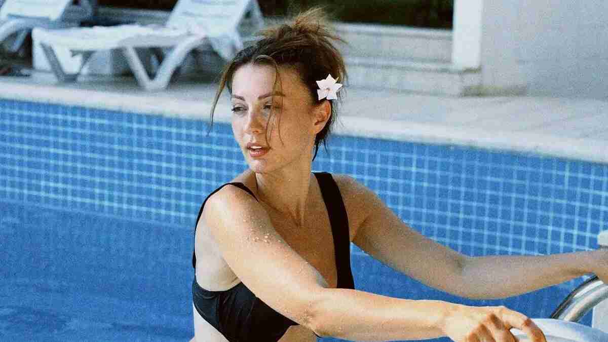 Burcu Özberk’ten siyah bikinisi ile havuz pozları geldi! Güzelliğiyle baş döndüren Burcu Özberk sosyal medyayı salladı...