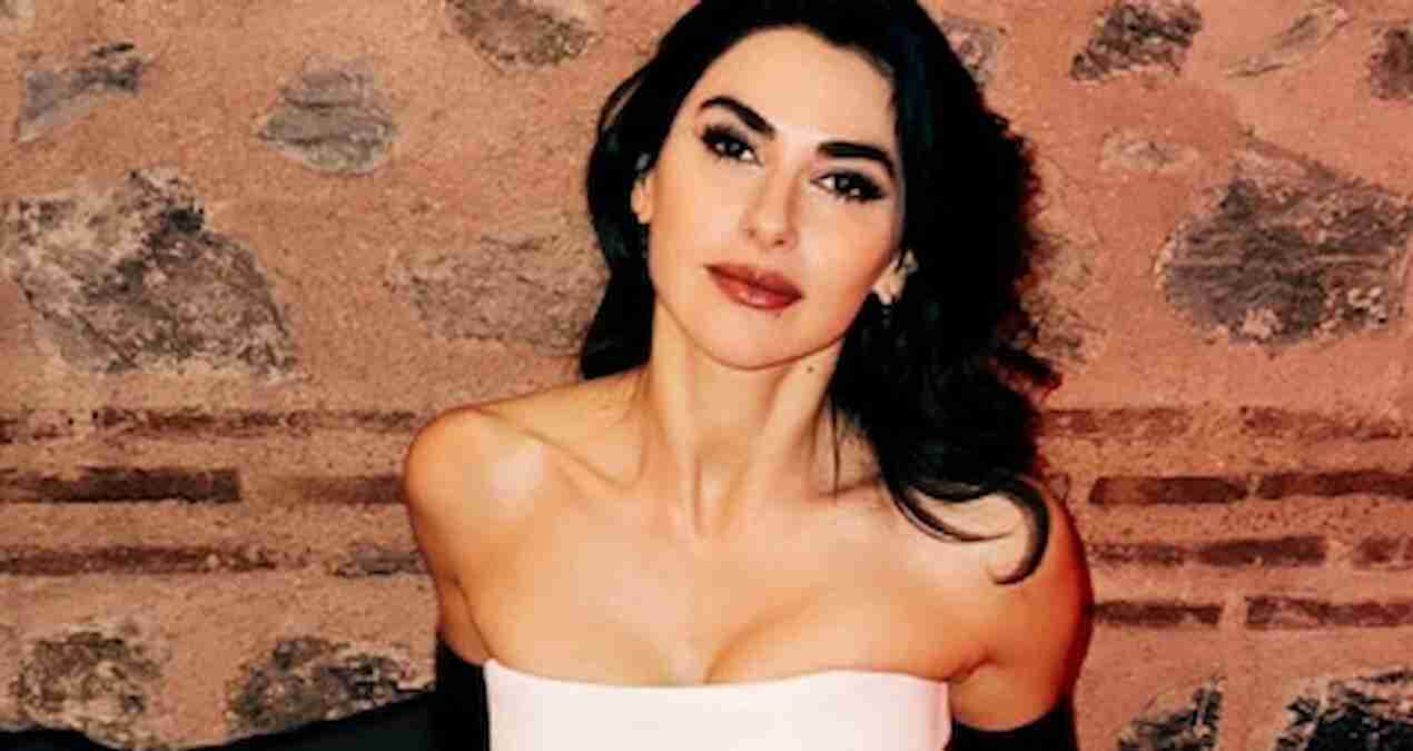 Nesrin Cavadzade partiye eşarpla katıldı