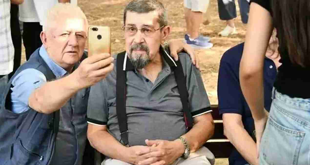 Cihat Tamer'in oğlunun cenaze töreninde selfie rezaleti