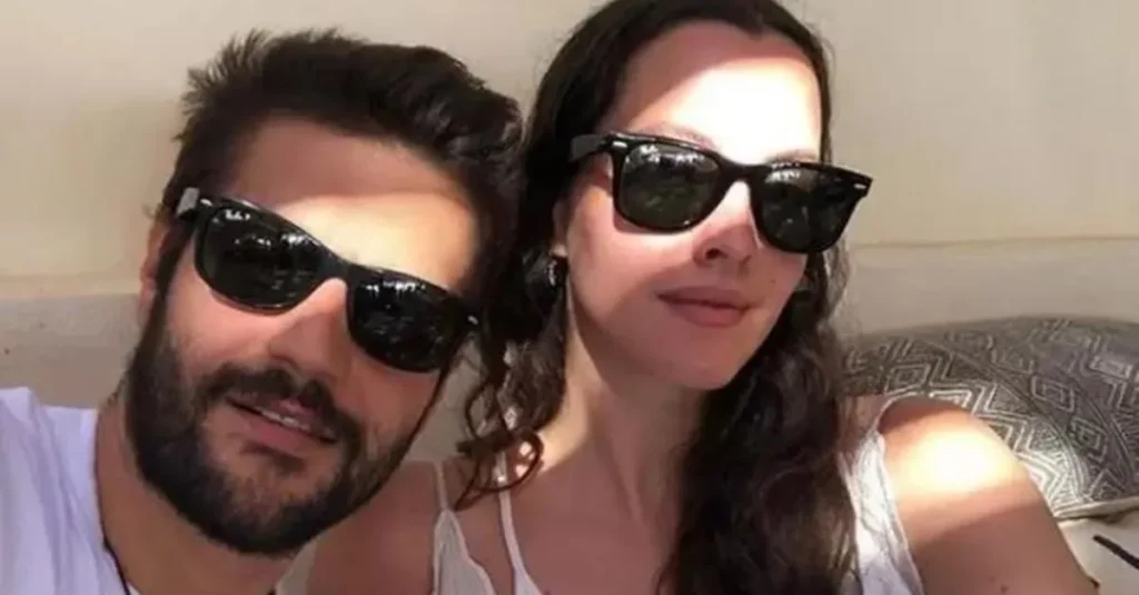 Ünlü oyuncu çift Leyla Feray ile Serhat Teoman’ın 10 yıllık ilişkisi sona erdi. 2015 yılından beri birlikte olan ikili, karşılıklı anlaşarak dostça ayrıldıklarını duyurdu. Evlilik beklenirken, evlerini de ayırdıkları öğrenildi.