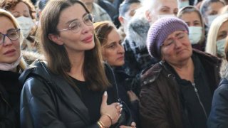 Özge Ulusoy babasının cenazesine makyajlı gittiği iddiasına isyan etti: Vicdansızlar 